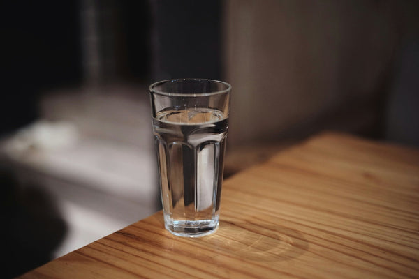 Les contaminants présents dans l’eau de réseau en France : ce que vous buvez réellement