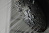 Pommeau de douche projetant des jets d'eau en gros plan noir et blanc, eau chaude sanitaire et légionellose